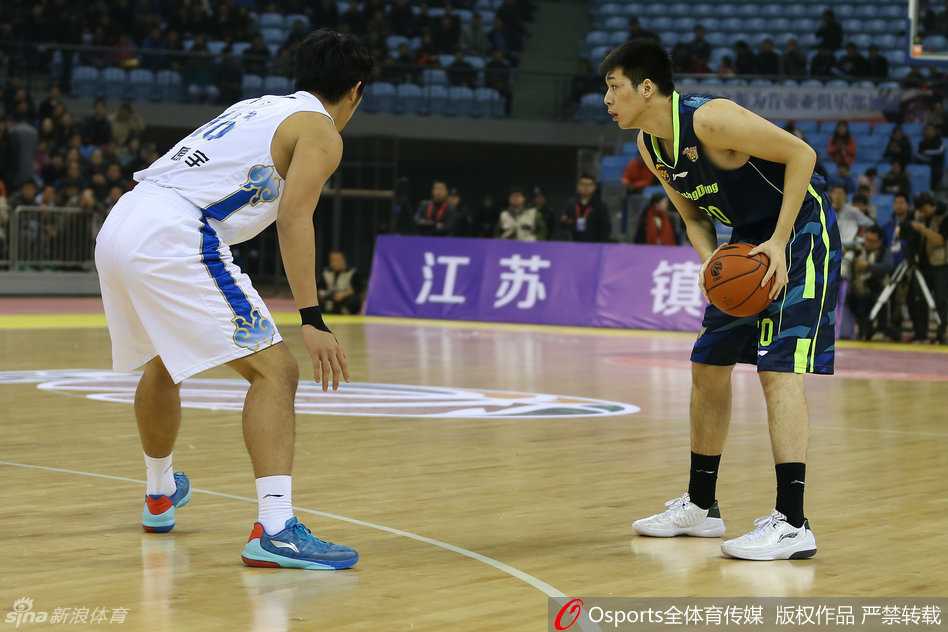 易建联在外线持球，面对防守球员的贴身紧逼，他利用强壮的身体靠住对手，突然一个转身启动，如重型坦克般杀入禁区，双手大力灌篮，展现了亚洲顶级内线的霸气。