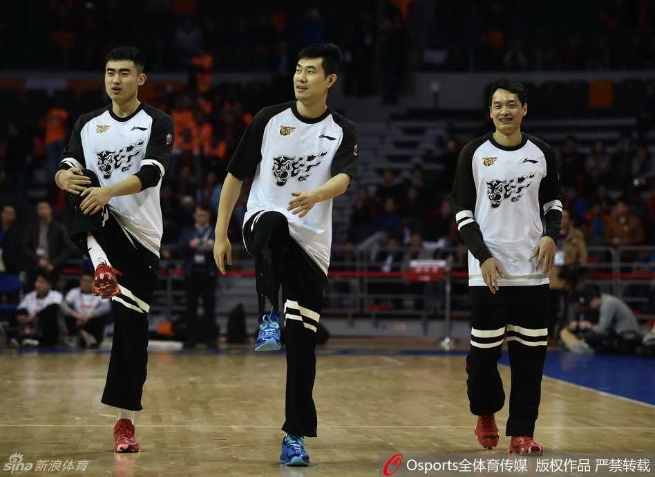 陈江华蝴蝶穿花般突破两人夹防，如灵蛇出洞直捣黄龙，高速变向中依然保持着对篮筐的致命威胁。