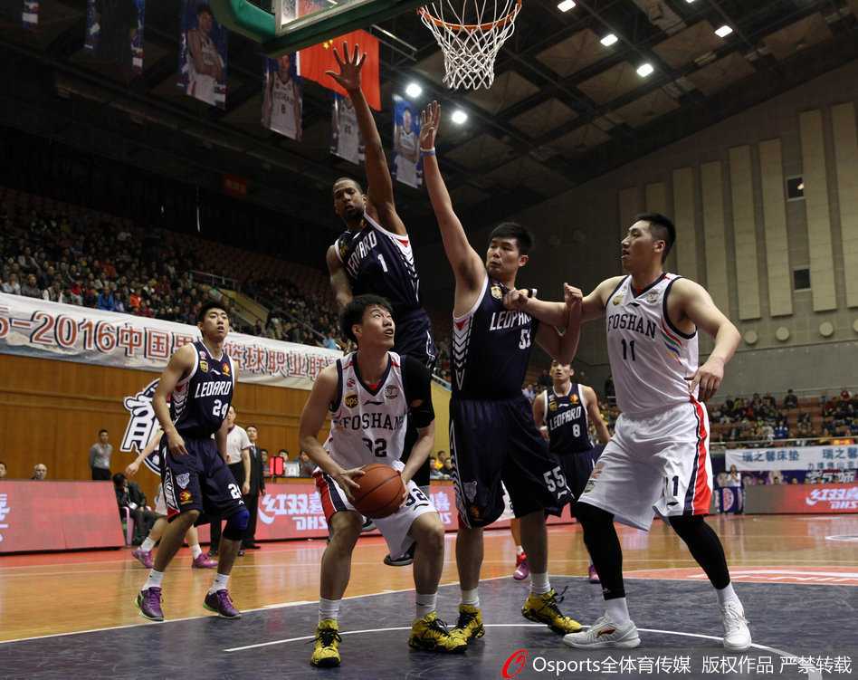 佛山与深圳的篮下对抗火药味十足，双方内线球员肌肉紧绷，在狭小的三秒区内用力量与高度寸土必争