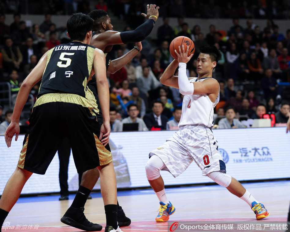 布泽尔在低位背身单打，利用厚实的身体顶开防守者，完成了一记漂亮的小勾手，球出手的瞬间指尖充满了柔和的感觉