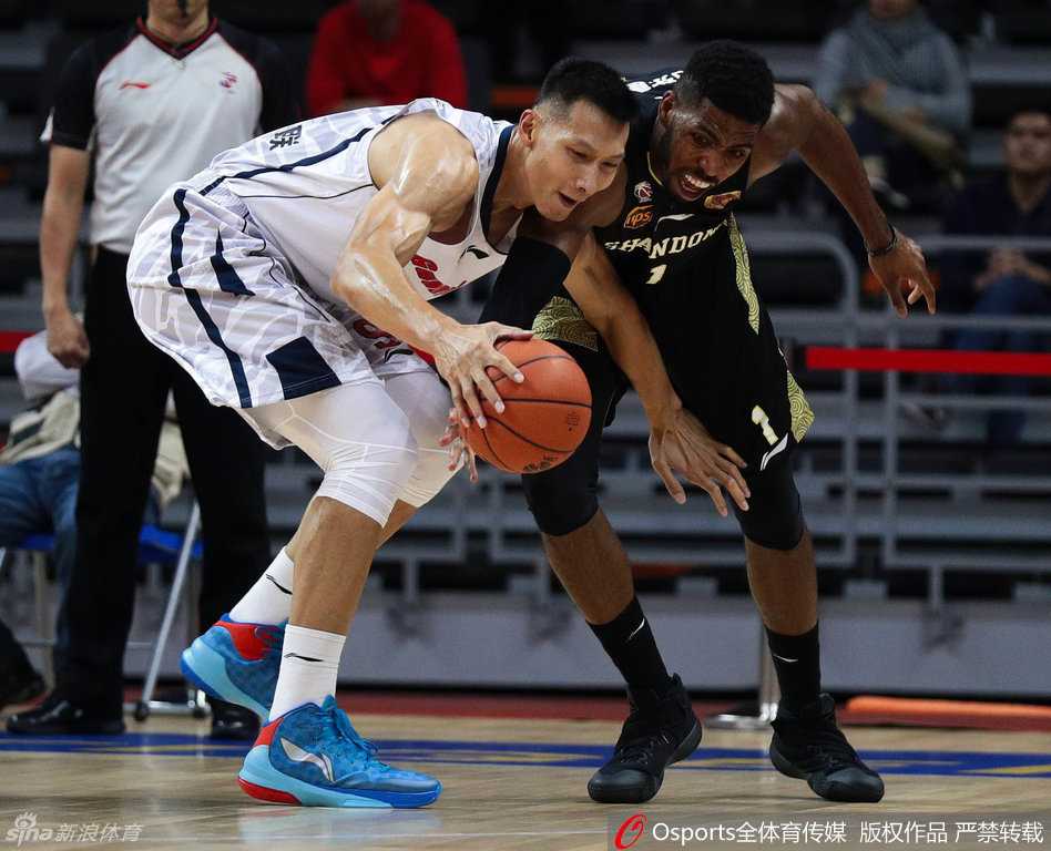 易建联高高跃起，单手将球砸入篮筐，防守他的球员只能望球兴叹，背景是模糊的观众席，定格了这记势大力沉的扣篮瞬间