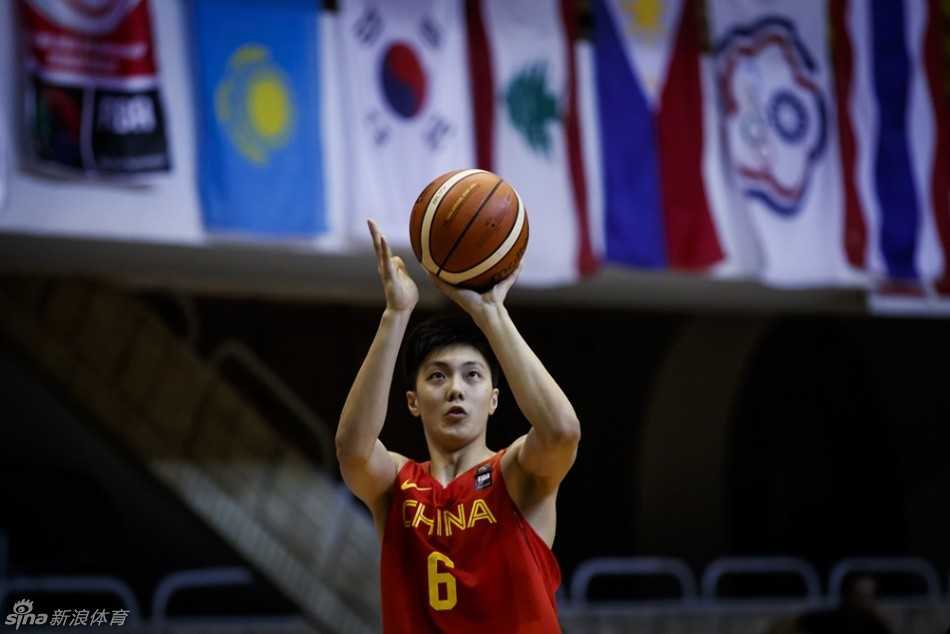 身披红色战袍的丘天在对手的严密防守下，眼神坚毅，稳健出手，篮球在空中划出一道美丽的弧线。