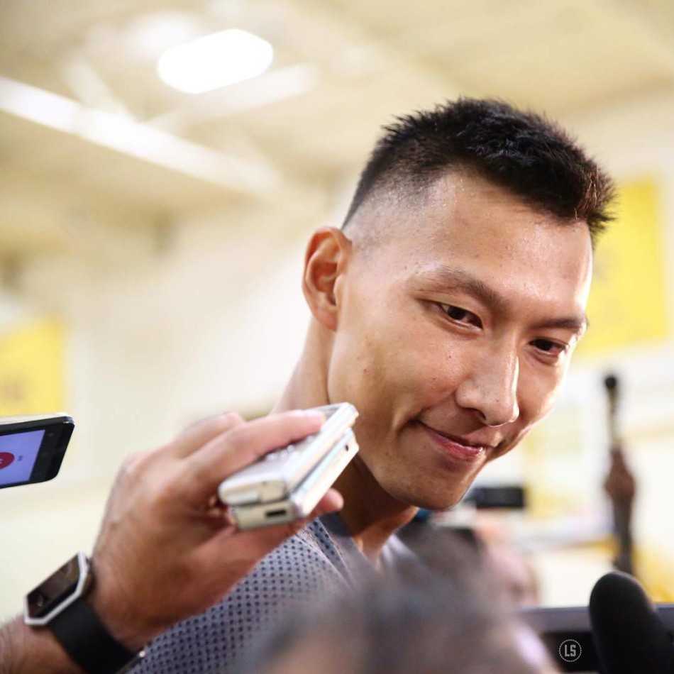 面对媒体围追堵截，易建联耐心接受采访，谈吐间流露出重返NBA的兴奋与自信。