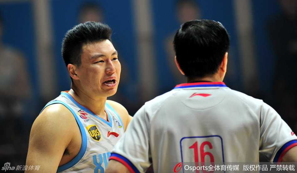 四川队两大主将哈达迪与哈里斯在暂停期间紧密商讨战术，哈达迪挥舞着手臂大声呼喊，哈里斯则认真倾听，两人的交流决定着四川男篮的攻防节奏。