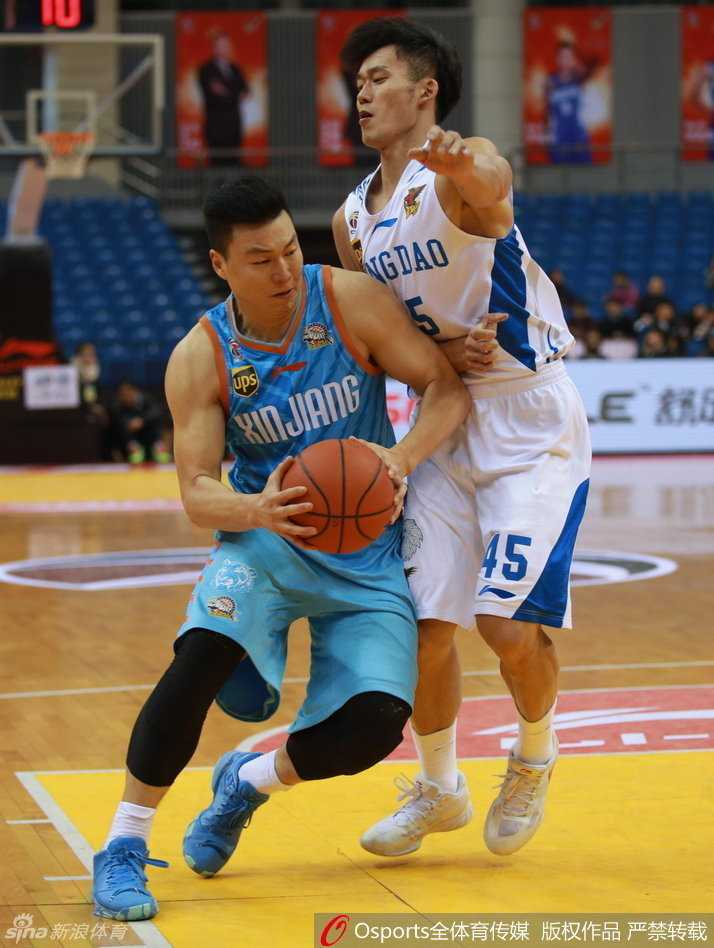 布拉切与对手在禁区肌肉碰撞，寸土必争的卡位战彰显了季后赛级别的对抗强度。