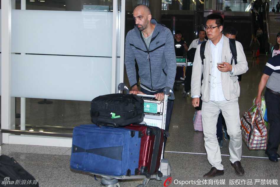 抵达南京后的阿巴斯在球员餐厅用餐，面对中餐菜肴他依然熟练地使用刀叉，脸上露出略带俏皮的微笑，显得随性而亲切。