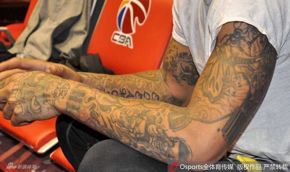 训练场上，比斯利表情专注，正在做胯下运球练习，身体重心压得很低，眼神犀利，随时准备突破防守。