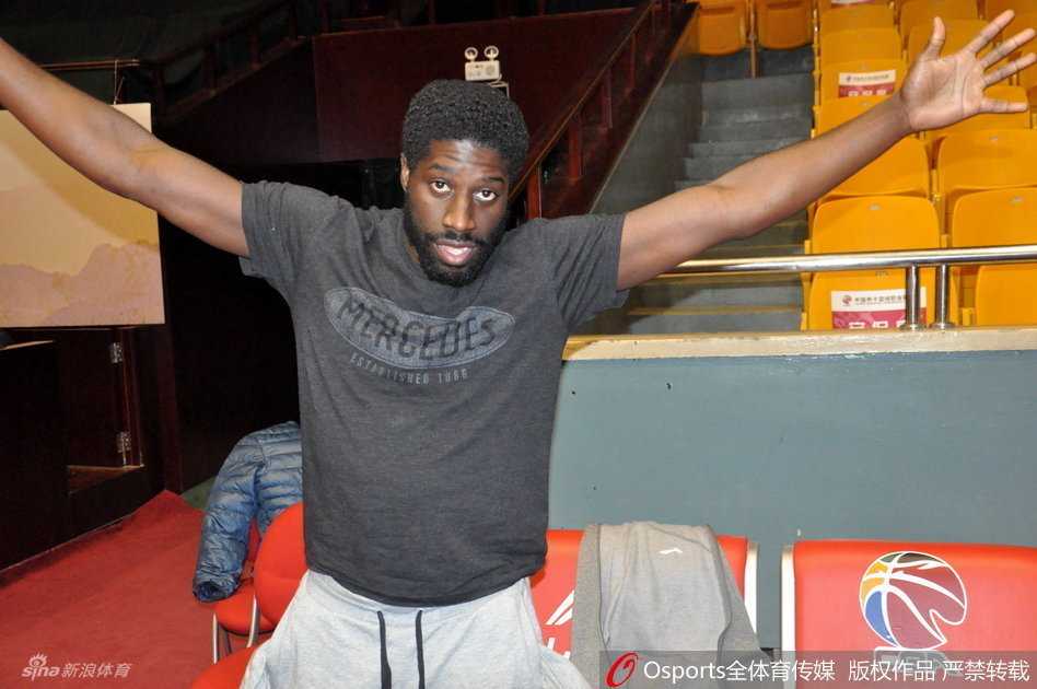 比斯利在训练场上张开双臂，模仿大鹏展翅的动作，脸上带着得意的笑容，身体舒展，仿佛要将整个球场拥入怀中。