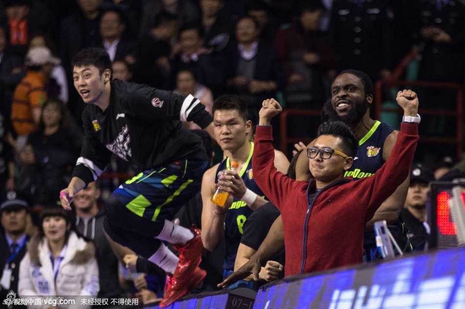 郭艾伦低头走向球员通道，球衣被汗水浸透，稚嫩的肩膀上扛着难以言说的重担，退场的背影满是英雄落寞的悲情。