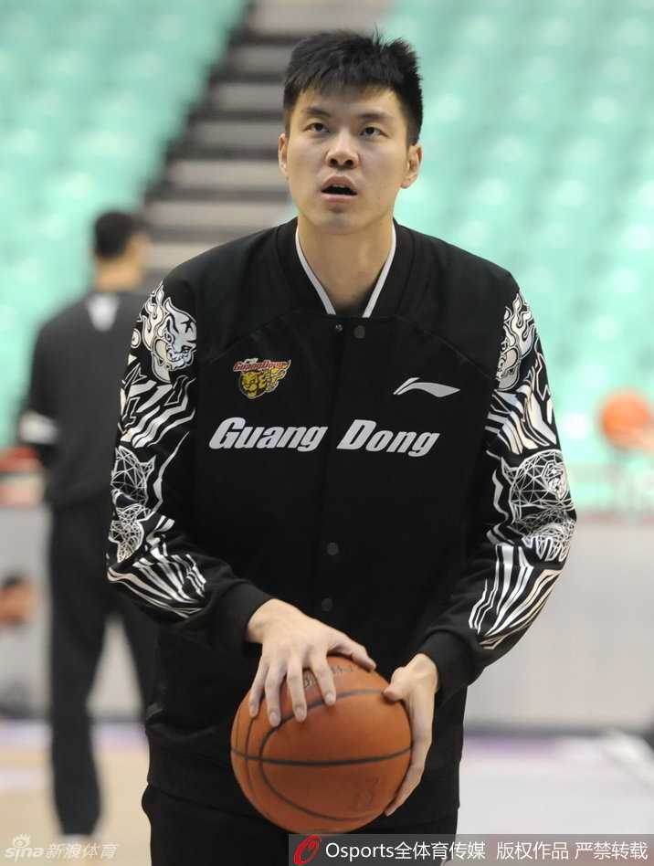 杜锋场边观察时神情严峻，他大胆启用替补的战术调整成为转折点，这场胜利不仅属于球员，也属于教练组的信任与智慧。