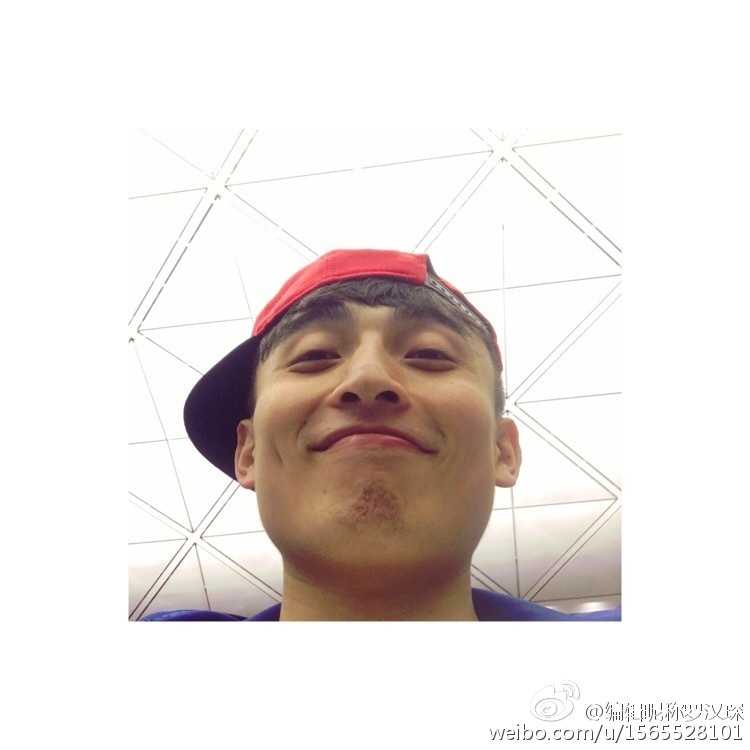 罗汉琛在球场上奋力拼抢，身体倾斜到极致仍紧咬对手，这股不服输的拼劲正是他口中‘钢筋般笔直’的写照