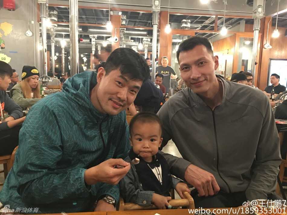 王仕鹏婚礼上与妻子李跑的甜蜜瞬间，两人手挽着手，背景中的仪式台洋溢着幸福