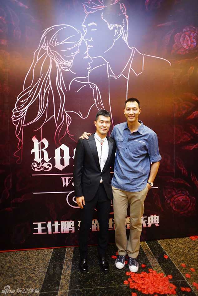 王仕鹏婚礼上热闹的伴郎伴娘团，俊男美女齐聚一堂，为新人的幸福时刻增添光彩