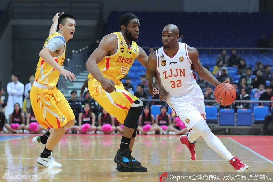 弗雷戴特妙传瞬间，眼神迷惑防守击地助攻队友，展现CBA顶级双能卫风采