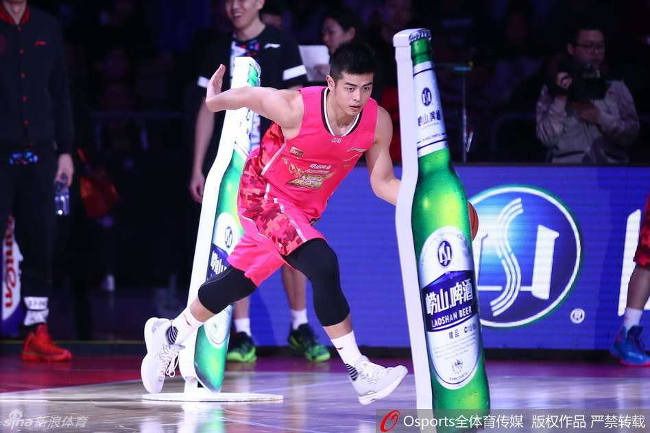 北京队核心后卫方硕在技巧赛中全神贯注，面对障碍物上演人球合一的灵巧穿越。