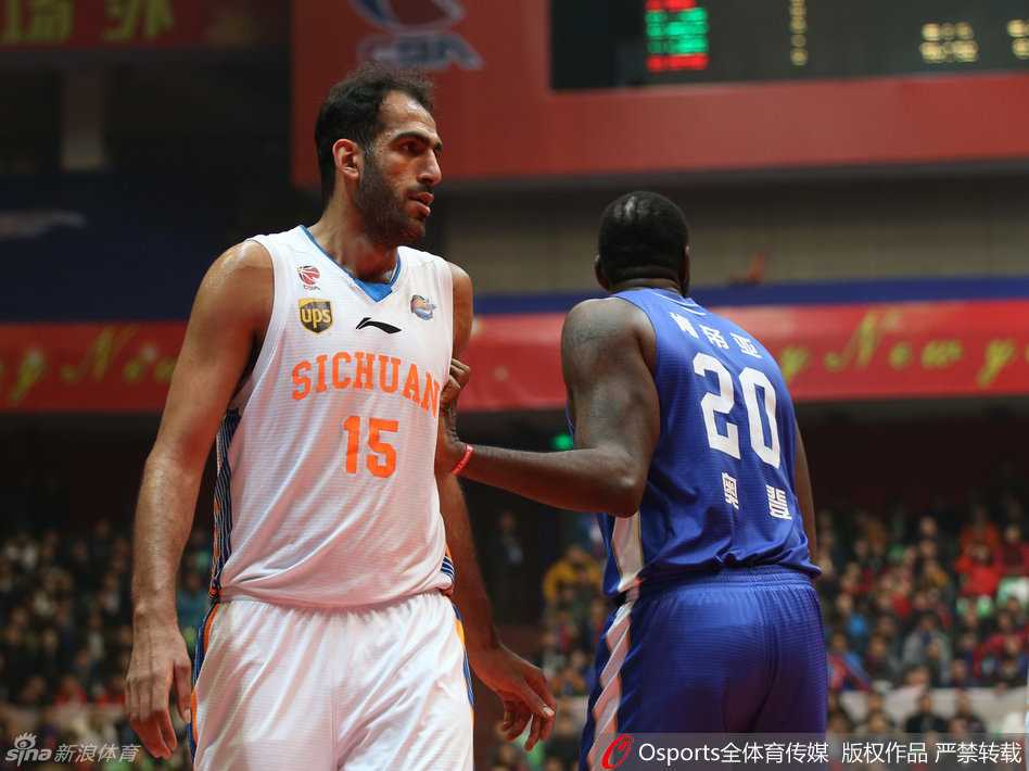 北控队外援巴蒂斯塔利用强壮的身体背身单打八一队防守球员，他沉肩发力，试图挤开空间完成转身投篮。