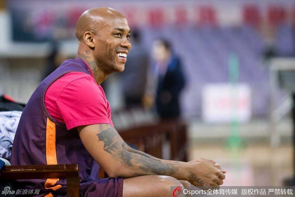 老马马布里在训练场边被队友逗得前仰后合，岁月在他脸上刻下了痕迹，却带不走那份属于冠军的从容与快乐。