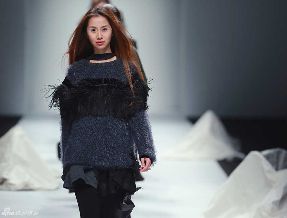 陈露以一款极具设计感的独特妆容亮相上海时装周T台，眉眼间透露出自信与从容，成为秀场上一道独特的风景