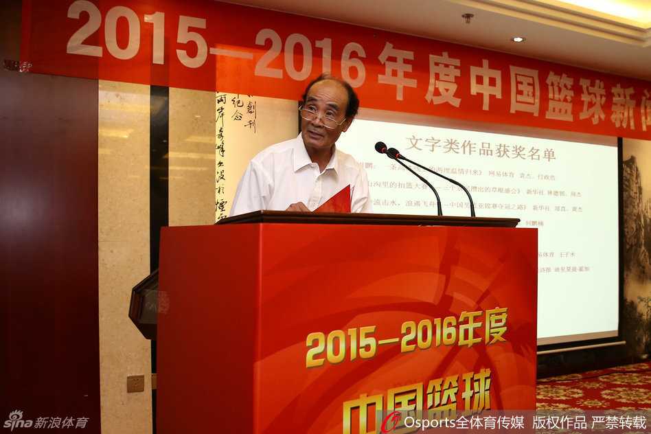 资深评委孙保生老师正对着大屏幕上的获奖作品侃侃而谈，他那专注的神情与手势，仿佛一位经验丰富的向导，引领着现场观众穿越光影与文字，探寻新闻背后的动人故事。