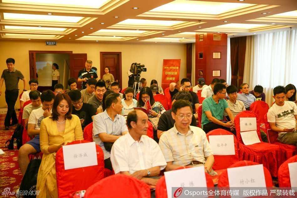 聚光灯下，一位位获奖者手捧沉甸甸的奖杯，脸上洋溢着自豪与喜悦。这一刻，他们不仅是新闻的采集者，更成为了新闻的主角，接受着属于记录者自己的荣耀时刻。