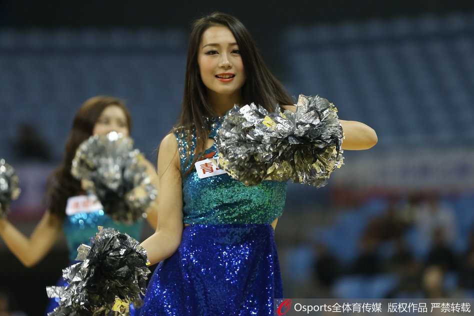 赛场中央，宝贝们跟随节拍尽情舞动，飞扬的发丝和有力的手臂动作，展现出女孩们特有的力量与柔美，背后的巨大电子屏映衬着她们充满活力的剪影。