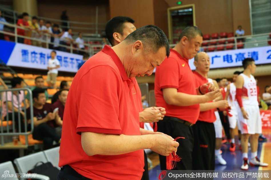 胡金秋持球背身单打，肌肉线条分明，力量感十足，强硬向篮下推进。