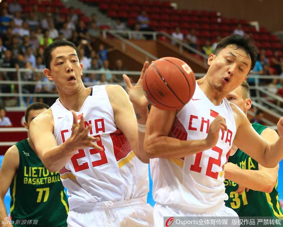 胡金秋在多人包夹的缝隙中跃起，身体在空中舒展，强势将球送入网窝。