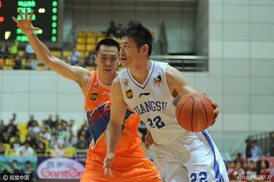 陈磊在弧顶持球观察，面对贴身紧逼寻找稍纵即逝的传球良机