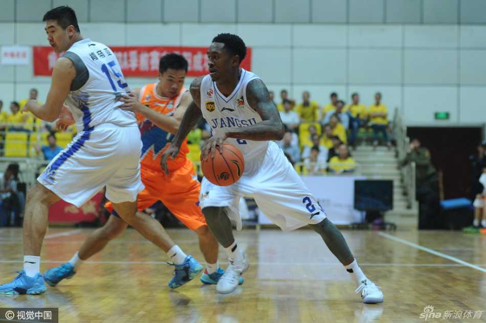 胡雪峰站上罚球线全场肃静，篮球出手瞬间承载着江苏男篮的胜利希望