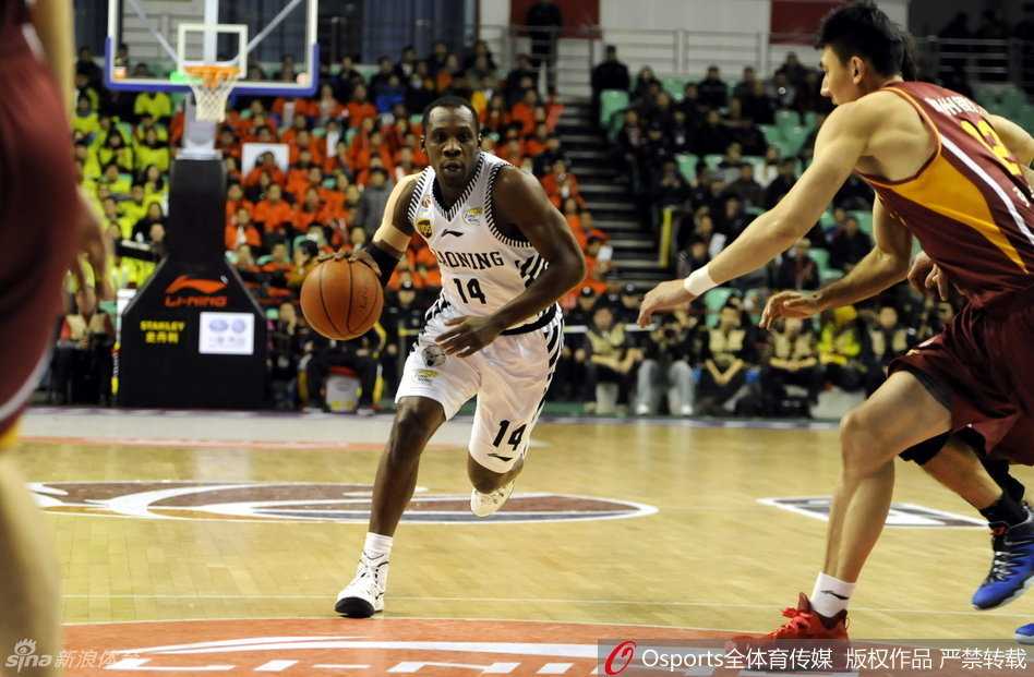 哈德森侧翼持球强行突破，防守球员被他强硬的第一步甩在身后，只能望其项背。