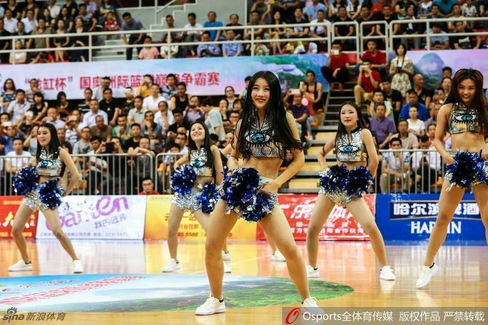 身着亮黄色舞裙的篮球宝贝在赛场中央舒展身姿，灿烂的笑容如阳光般瞬间点燃全场气氛