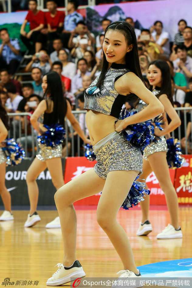 赛后篮球宝贝们合影留念，背景是中国与加拿大的国旗，她们用汗水为这场国际赛事增添了独特的青春记忆