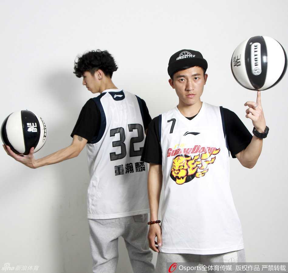 花式篮球队员在场地中央激情领舞，身后是身穿蓝色球衣的宏远队吉祥物，他们用动感的节奏告诉所有人，哪怕身处绝境，也要像花式篮球一样玩出精彩，搏出奇迹。