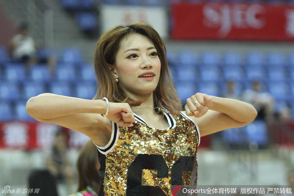 终场哨响前的最后一次暂停，宝贝们依旧全情投入。飞舞的发丝和甩动的花球，定格了她们为这场篮球盛宴贡献的最后一个热烈画面，即便结果未知，热情不减。