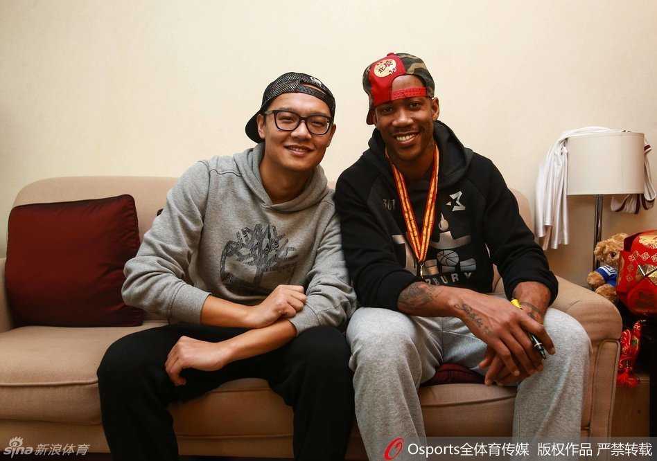 颁奖结束后，大家依然意犹未尽地围坐在客厅，马布里拿出手机与朋友们分享趣事，气氛轻松而愉悦，为这个荣誉满满的上午画上了圆满的句号。