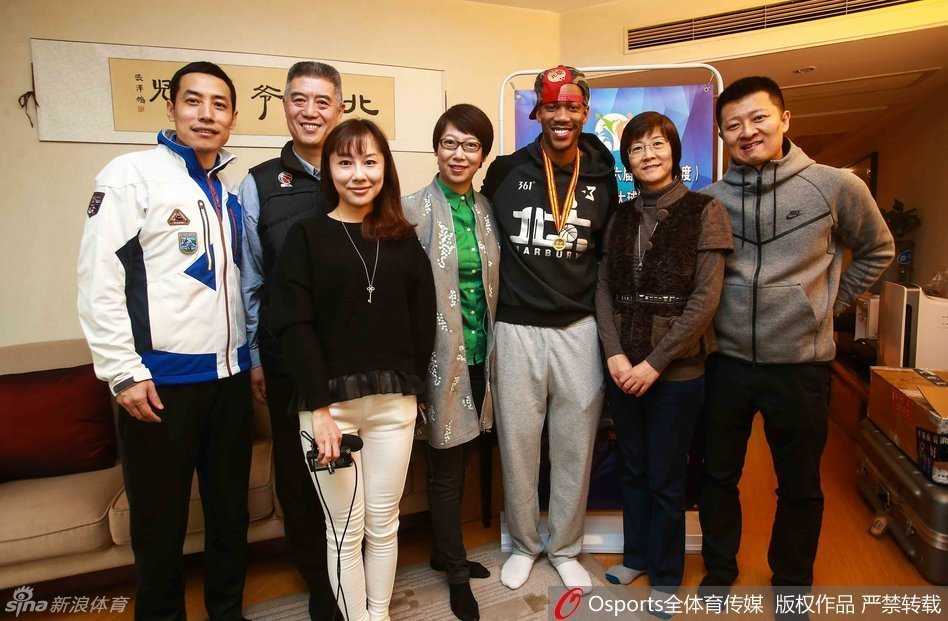 马布里向朋友们展示自己在北京获得的各类荣誉勋章和纪念品，他眼神专注，仿佛在诉说着每一件藏品背后那段难忘的京城往事。