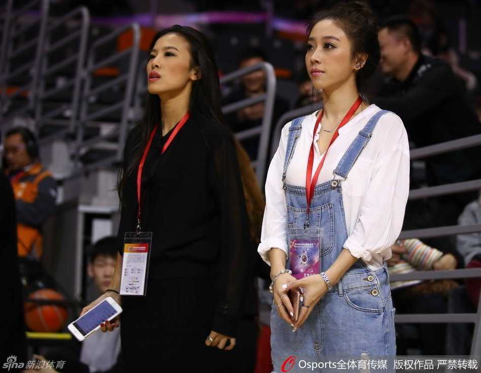 身着白色衣衫的记者微微侧首，唇角扬起一抹温柔的弧度，眼神清澈明亮，仿佛在与好友分享一个只属于此刻的小确幸。