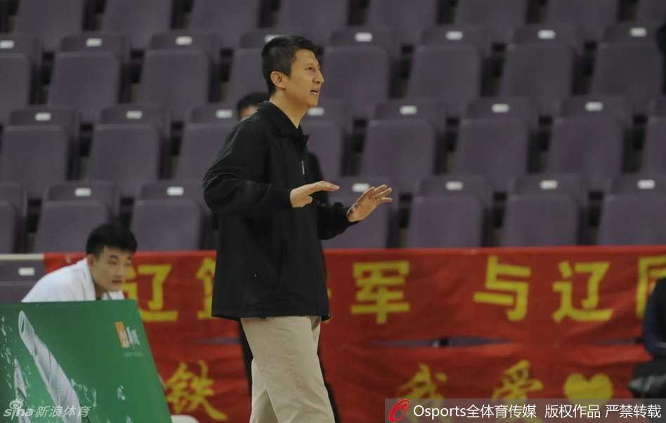 辽宁队中锋韩德君佩戴着黑色防护面罩出战，眼神坚定，如同内线的一座移动高塔。