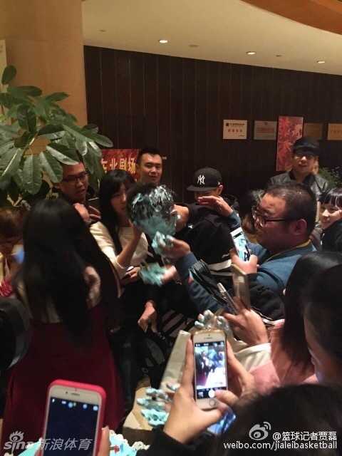 庆生现场气氛欢乐，球迷们拿出手机拍照记录这难忘的一刻，郭艾伦在人群中成为绝对的焦点