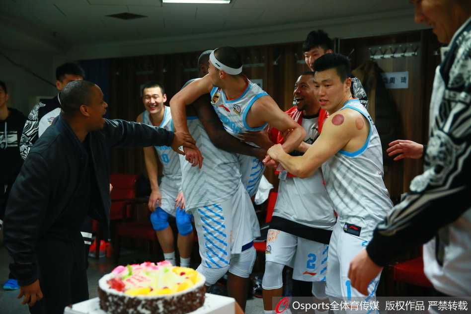 被“袭击”后的西热力江虽然满身奶油，但嘴角依然挂着无奈又幸福的笑容，享受着这份来自团队的独特祝福。