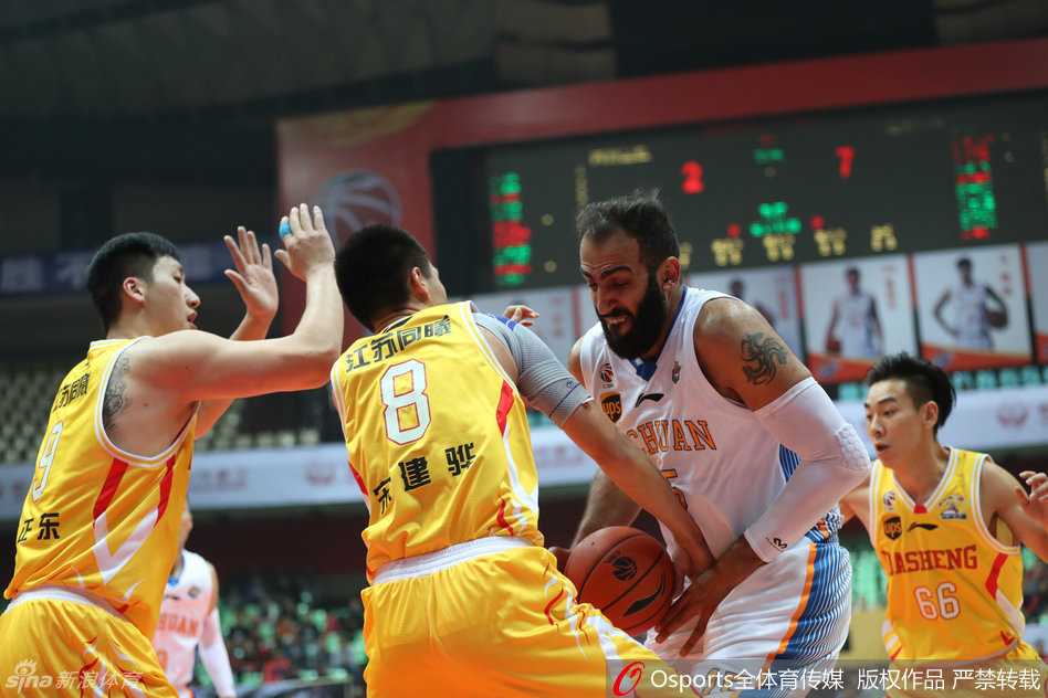 刘炜持球强行杀入江苏同曦内线，在对抗中展现出老将的卓越风采与坚定决心。