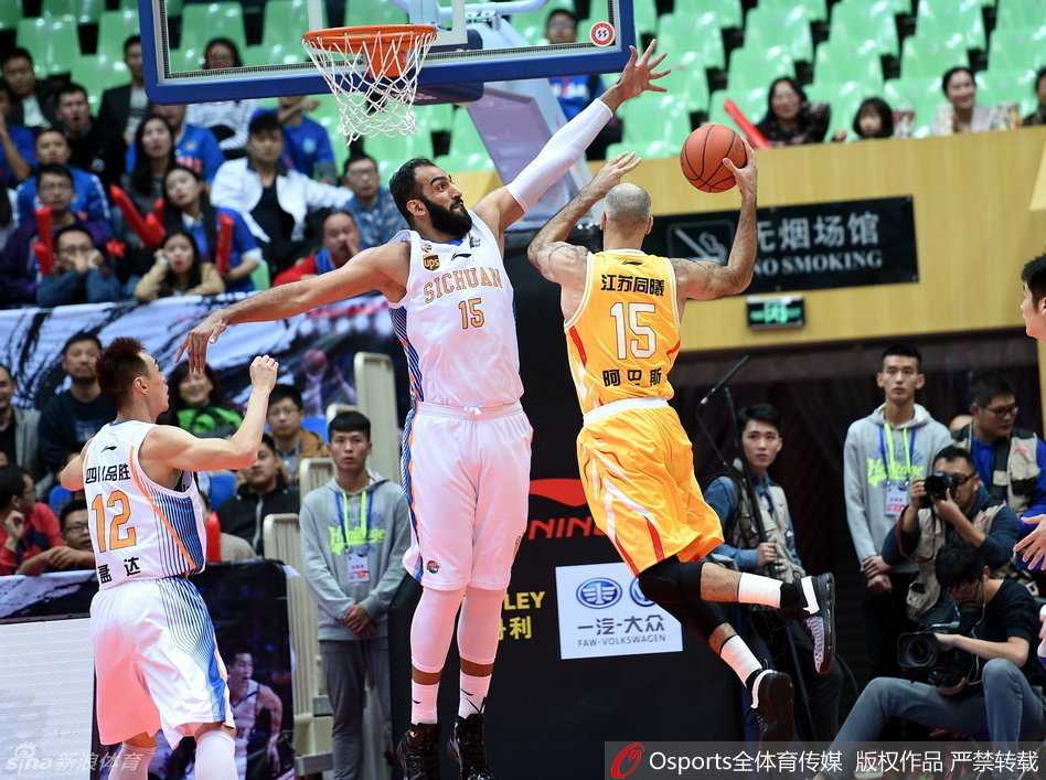 哈达迪篮下展现亚洲第一中锋威力，面对防守强硬起跳，双手暴扣势不可挡。
