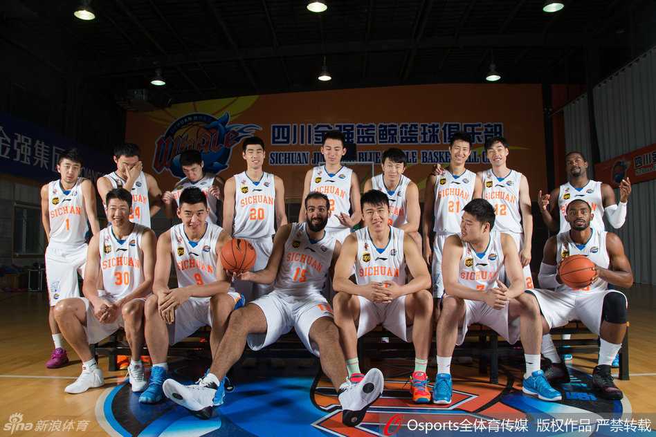 四川金强全体将士赛前动员大合影，每个人眼中都闪烁着对胜利的渴望