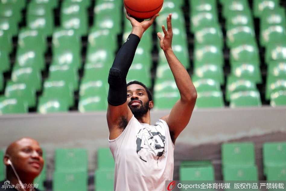 老将孟达正拉伸韧带，动作舒展而专注，岁月在他身上似乎只留下了经验和沉稳，那份从容不迫的神情是年轻球员最好的定心丸。