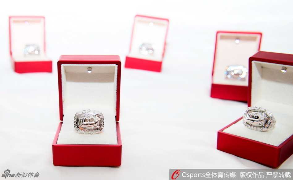 外援哈里斯和哈达迪在颁奖台上摆出搞怪的功夫对决姿势，两人脸上笑逐颜开，展示着手中的总冠军戒指，现场气氛轻松而热烈