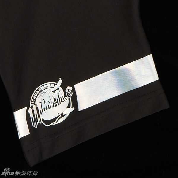 看台上，四川球迷挥舞着旗帜，齐声呐喊‘雄起！’，他们的脸上画着油彩，手中挥舞着助威棒，这一刻，全场两万名观众与场上队员融为一体，共同庆祝这来之不易的荣耀。