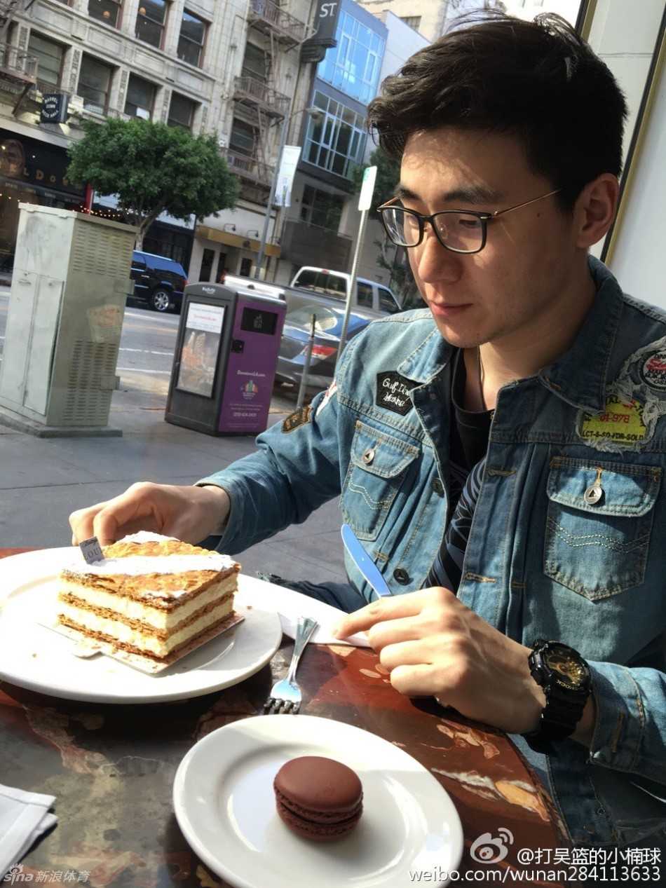 吴楠与女友在洛杉矶街头甜蜜合影，两人脸上洋溢着幸福的笑容，身后是充满异国风情的城市背景。