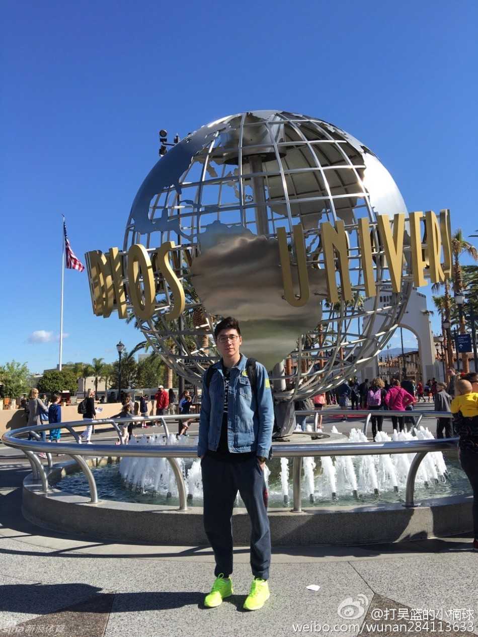 吴楠在镜头前做出搞怪夸张的表情和动作，与赛场上的严肃形象形成可爱反差，显得格外轻松自在。