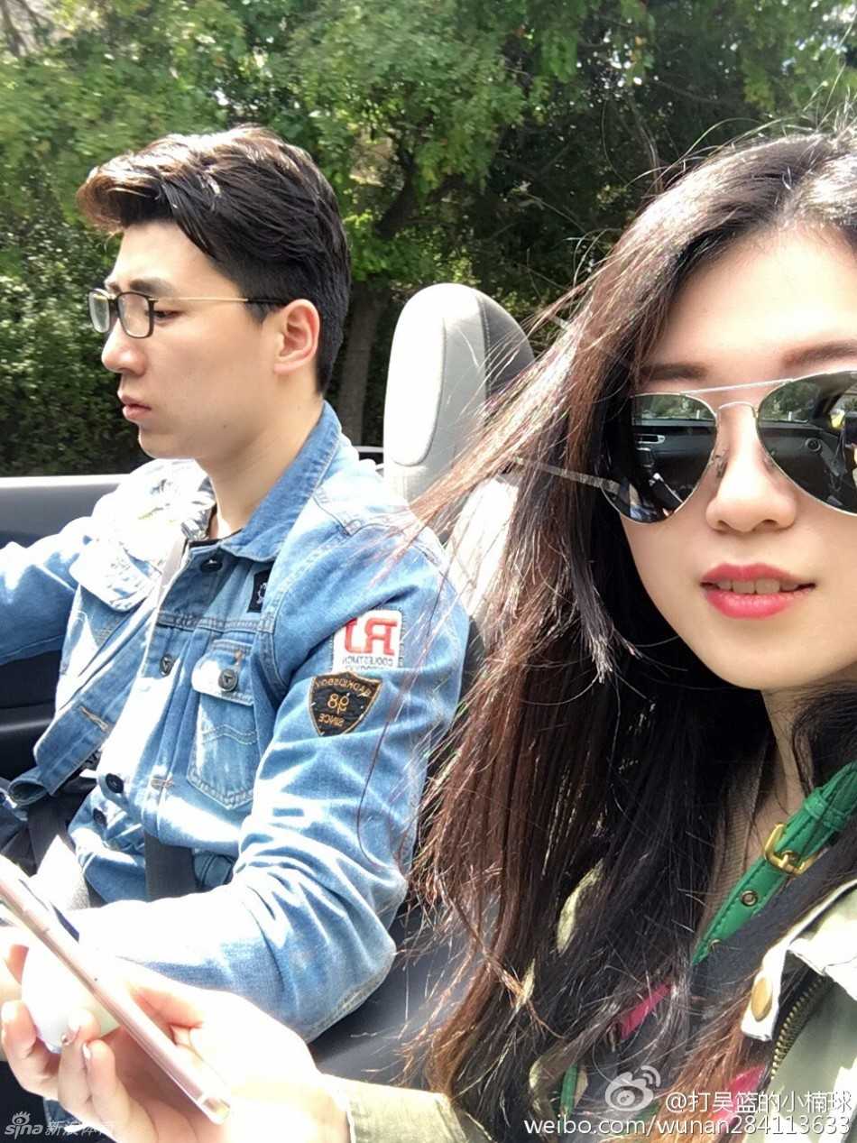 吴楠在湖人队主场单独留影，他面带微笑，神态轻松，记录下自己作为球员在休赛期以游客身份重返球场的特别时刻。