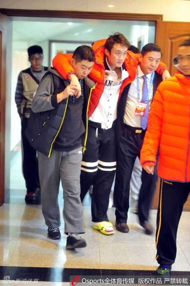 “野兽”林志杰脚踝扭伤，队医紧急进场为他进行冰敷治疗，他紧皱的眉头和紧握的拳头，透露出不甘就此倒下的倔强。